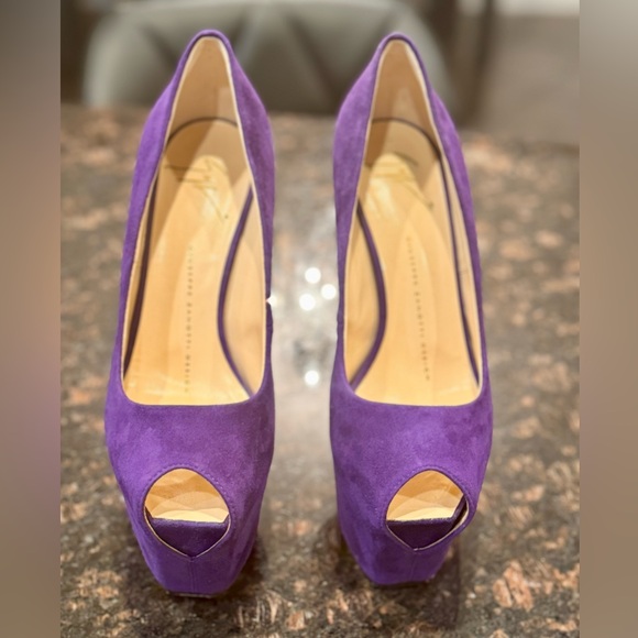 Giuseppe Zanotti
Giuseppe Zanotti Purple Suede Peep
Toe Platform Pumps Size 36.5 - Picture 8 of 9